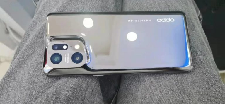 Oppo Find X5 Pro poses for camera with reflective back

-Techweu