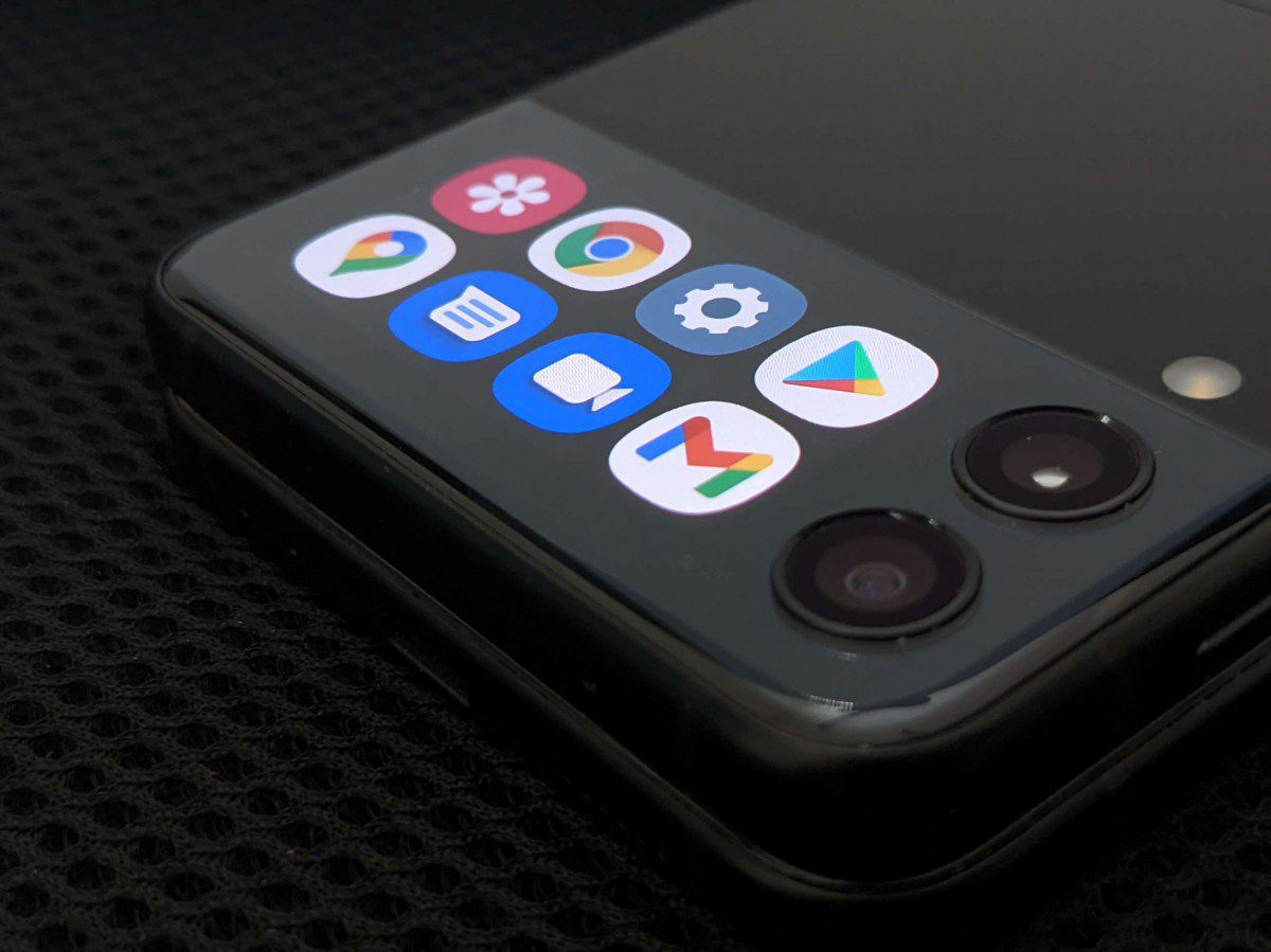 This launcher lets you do more with your Galaxy Z Flip3's cover screen