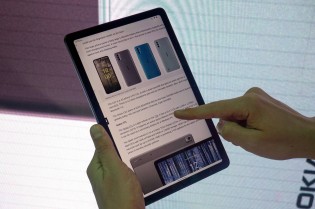 The Nokia T21 in the hand