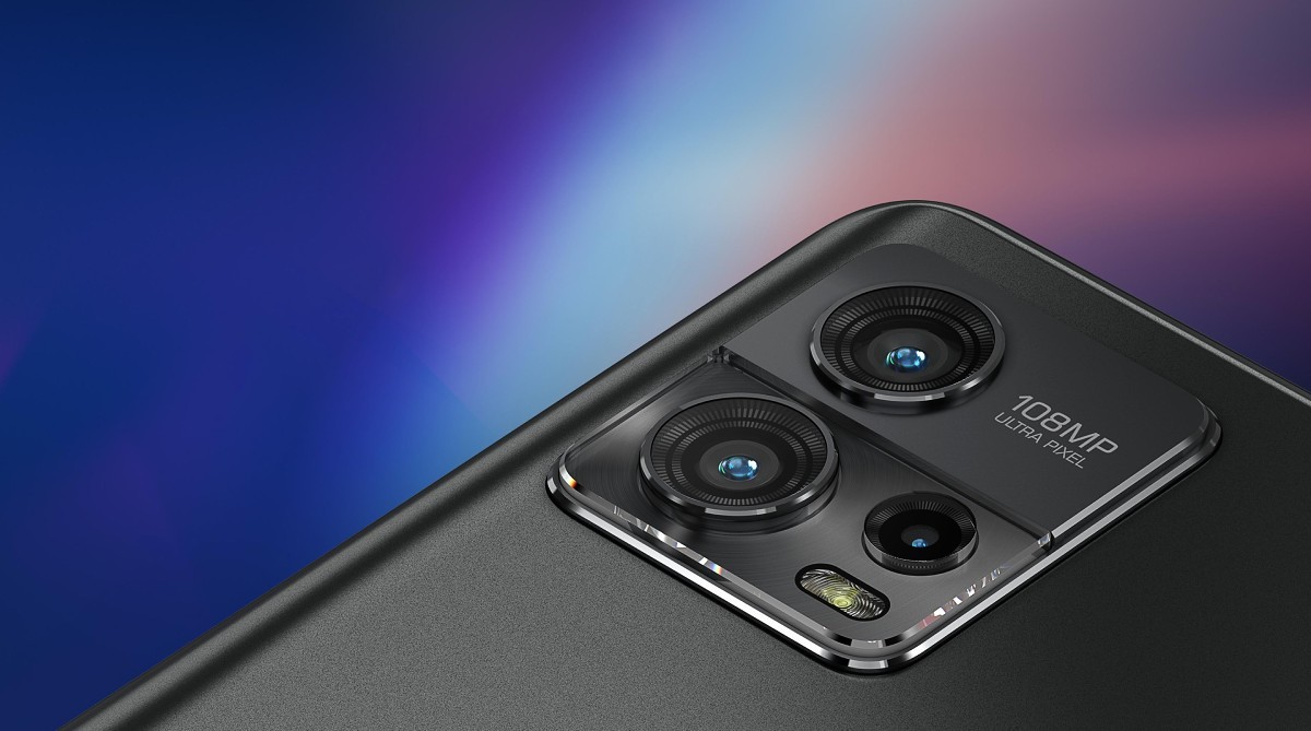 Moto G72: 108MP main camera (f/1.7, 0.64µm) + 8MP ultra wide + 2MP macro cam